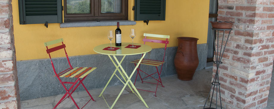 relax con una bottiglia di vino