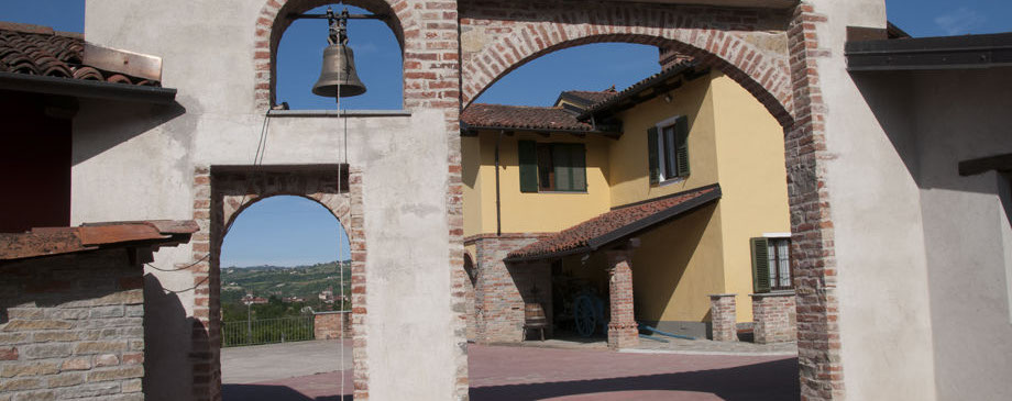 Portale sul cortile dell'agriturismo