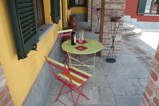Relax con un bicchiere di vino sotto il portico Relax con un bicchiere di vino sotto il portico