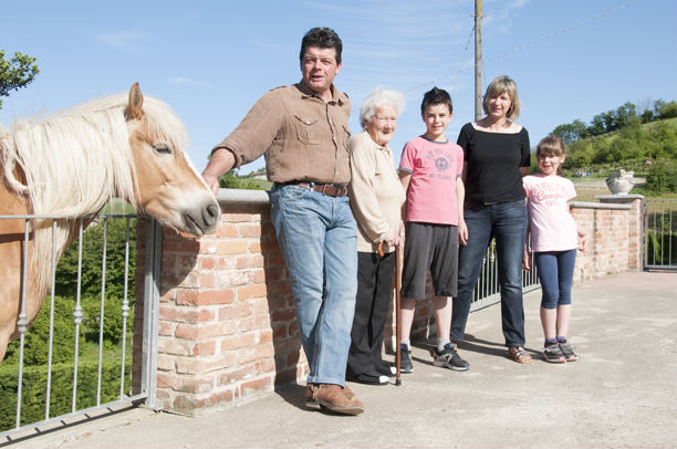 Papà Claudio, nonna Iliana, il figlio Andrea, mamma Marisa e la figlia Sonia